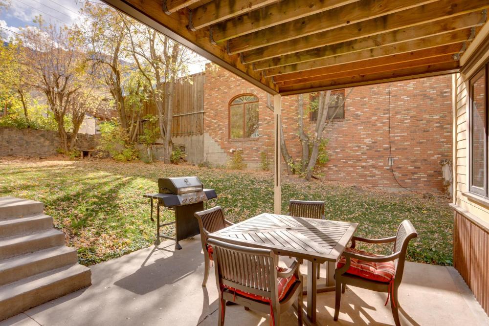 Patio and Mountain Views Central Ouray Getaway!